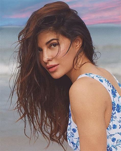 Jacqueline Fernandez sizzles in a HOT bikini for her。